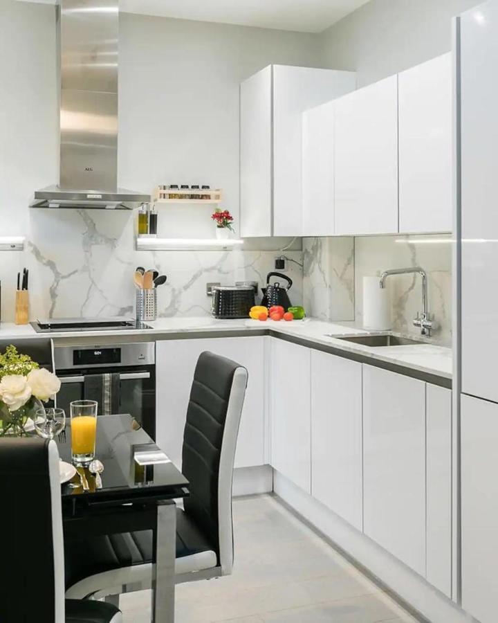 Modern 3 And 2 Bedroom Flat In Central With Installed Ac Appartement Londen