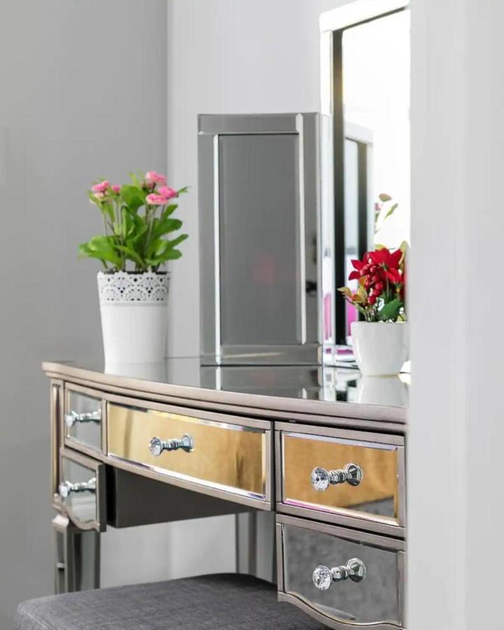 Modern 3 And 2 Bedroom Flat In Central With Installed Ac Appartement