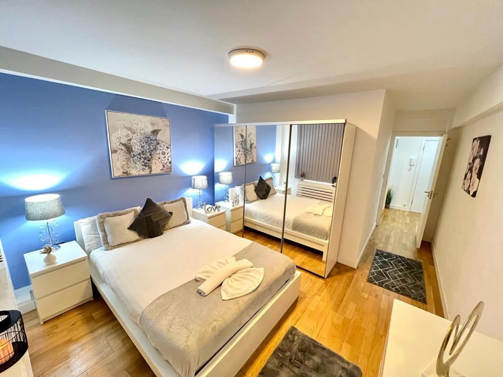Park Lane Two Bedroom Flat * Londen