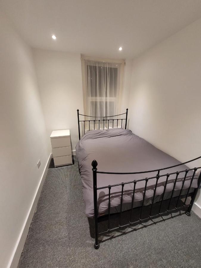 Spacious 2 Bedroom House In With Garden Vakantiehuis *