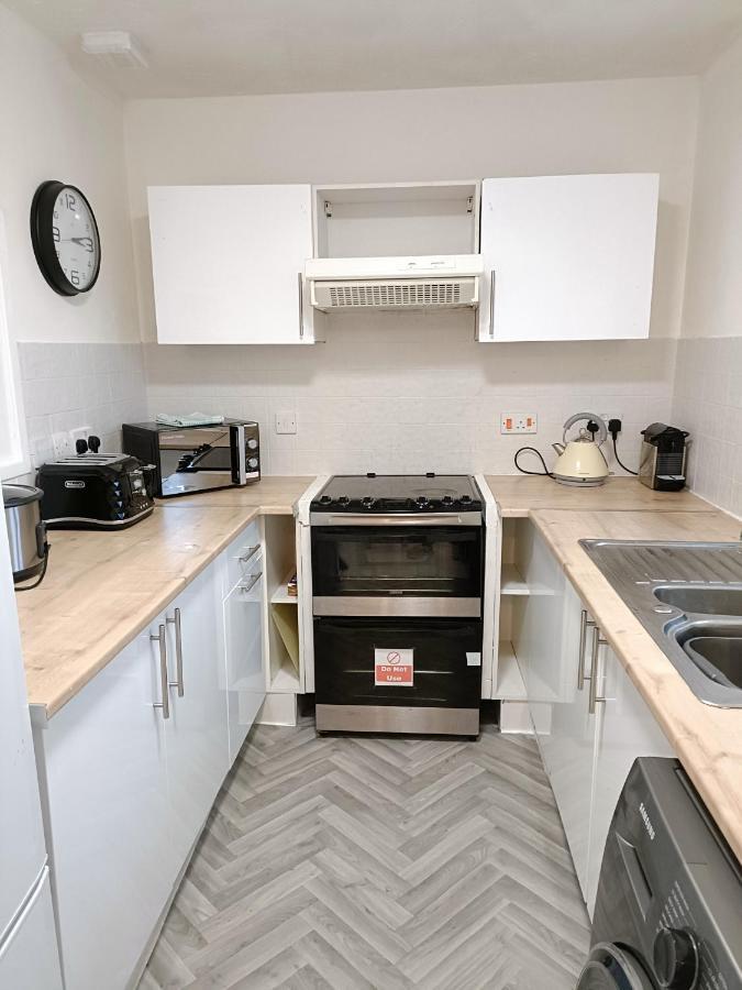 Vakantiehuis 2 Bed Functional House Close To Manor Park Train Station