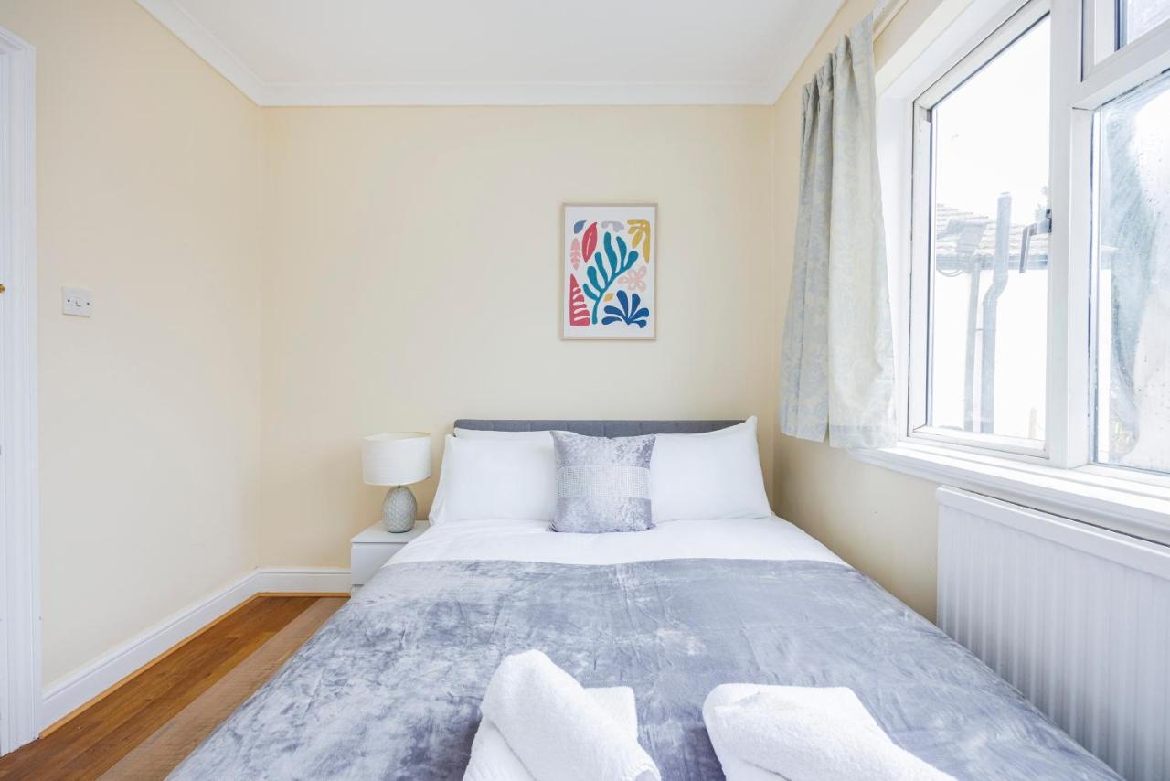 2 Bedroom House By Av Stays Short Lets Croydon With Free Wi-fi Сasa de vacaciones *