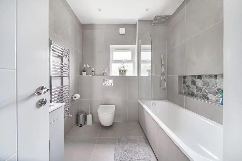 Stunning 3 Bed 3 Bath Townhouse In City Centre Ferienhaus