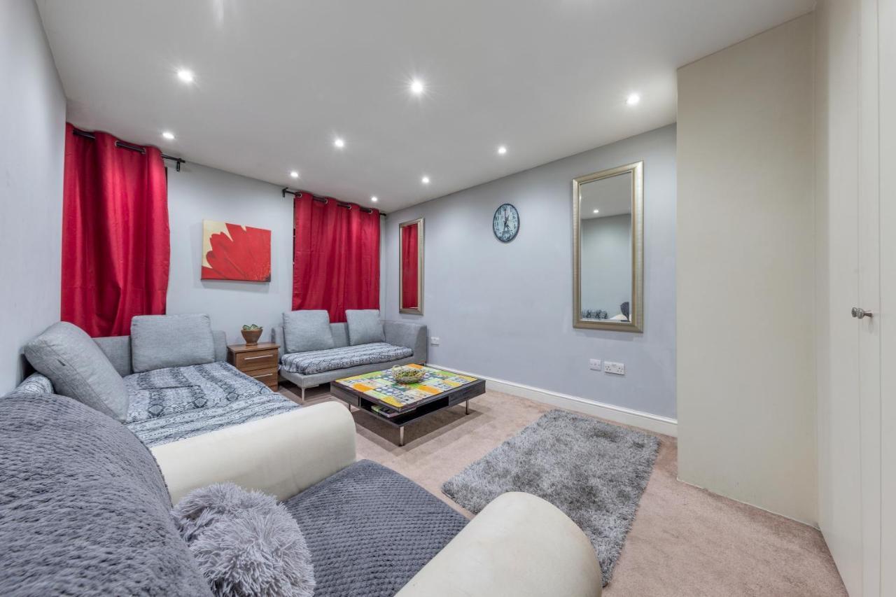 Elegant And Chic 2-bedroom Basement In Paddington