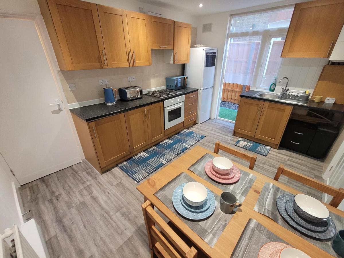 Spacious 2 Bedroom House In With Garden Londen
