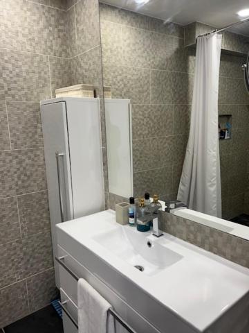 2 Bedroom Chelsea Apartment *