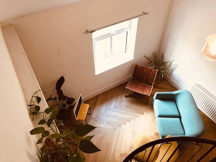 Apartment Stylish New Listing! Free Parking, Trendy Location