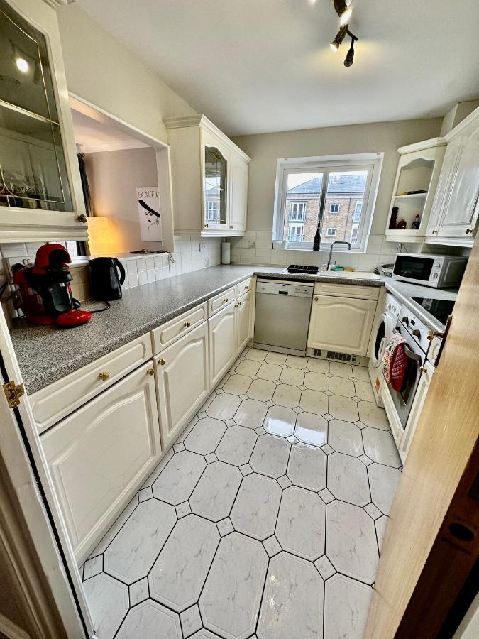 Appartement O2 Arena Luxury Flat Sleeps 6 With Parking Londen
