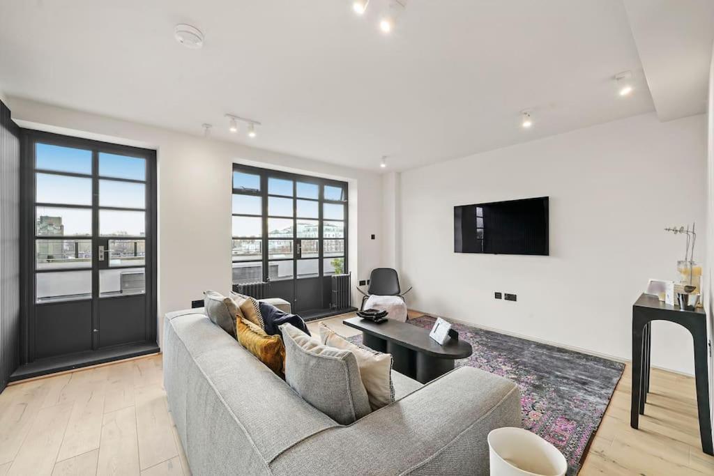Two Bedroom Flat In Kensington Apartment *