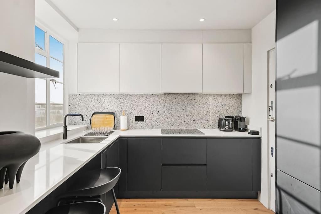 Two Bedroom Flat In Kensington Apartment London