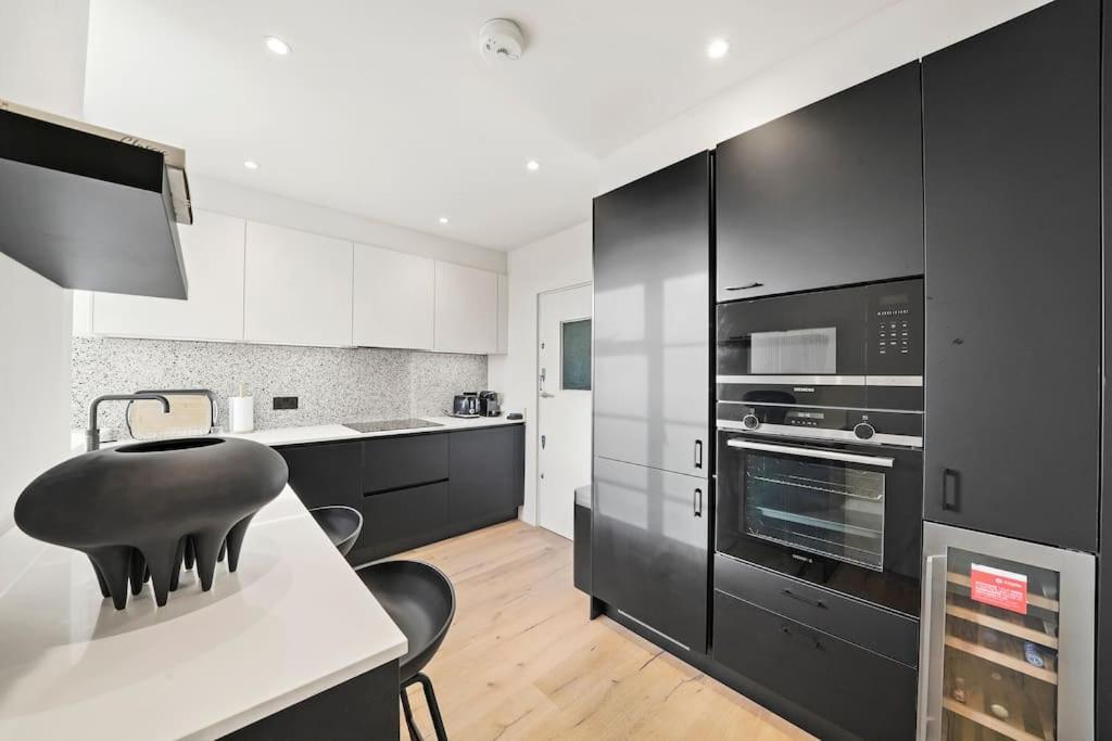 Two Bedroom Flat In Kensington Apartment