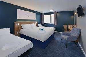 Travelodge London High Road Hotel 3*