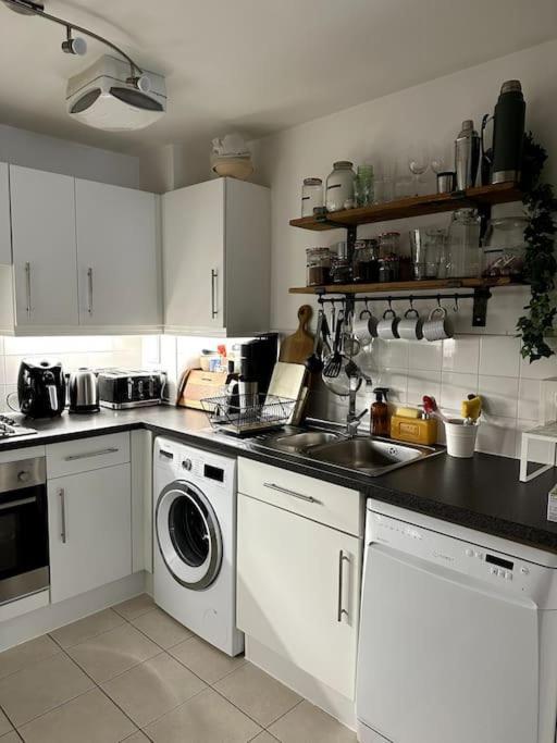 Artist In Islington, Shoreditch, Old St Apartment London
