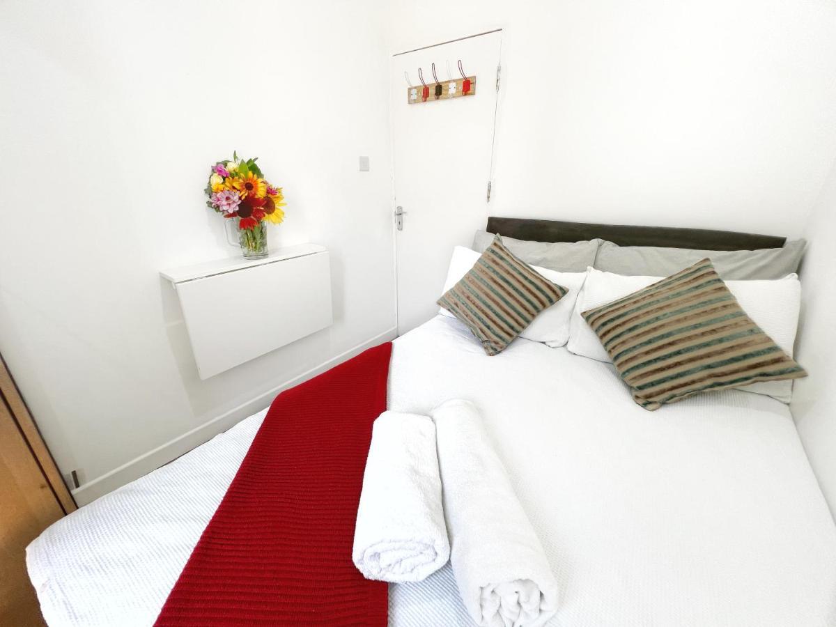 Gasthuis Luxurious House Near Excel- Air Conditioning, 9 Beds, 2 Baths, Garden, Fast Wifi Londen