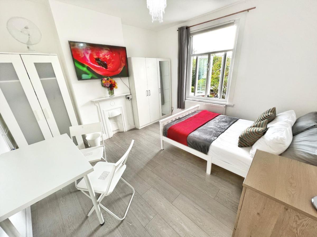 Gasthuis Luxurious House Near Excel- Air Conditioning, 9 Beds, 2 Baths, Garden, Fast Wifi *