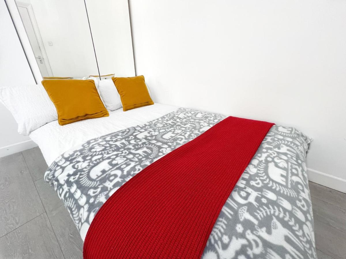 Luxurious House Near Excel- Air Conditioning, 9 Beds, 2 Baths, Garden, Fast Wifi * Londen
