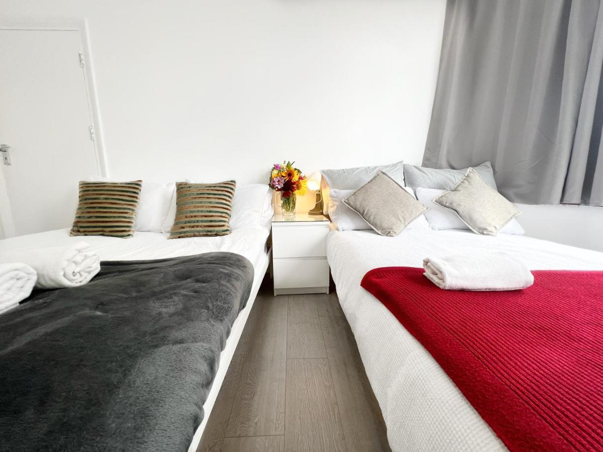 Gasthuis Luxurious House Near Excel- Air Conditioning, 9 Beds, 2 Baths, Garden, Fast Wifi *