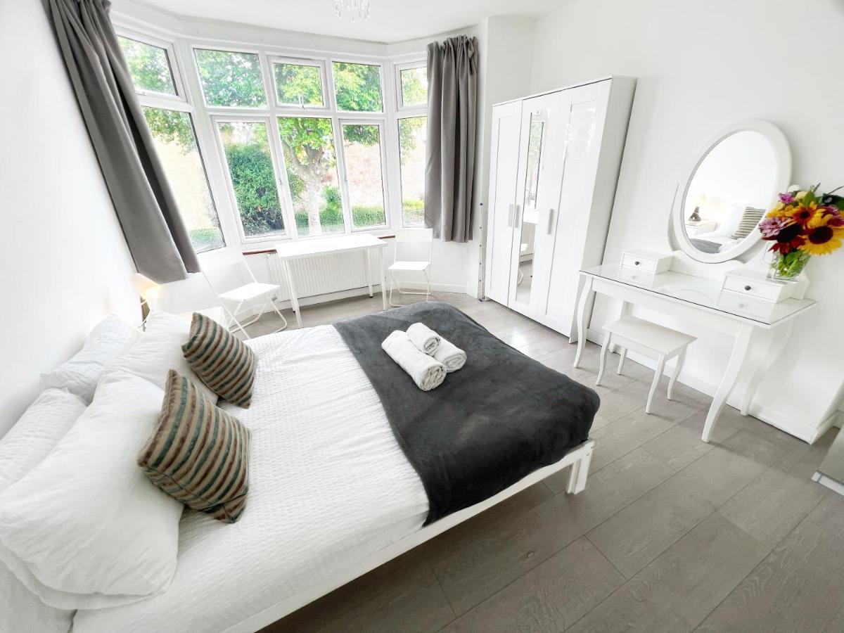 Luxurious House Near Excel- Air Conditioning, 9 Beds, 2 Baths, Garden, Fast Wifi Gasthuis