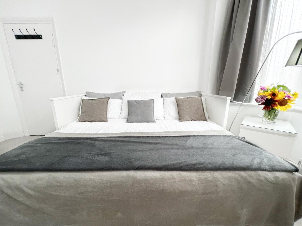Luxurious House Near Excel- Air Conditioning, 9 Beds, 2 Baths, Garden, Fast Wifi Gasthuis