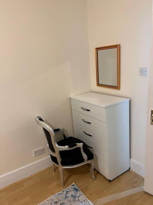 003- Lovely 1-bedroom Very Close To Apartment *
