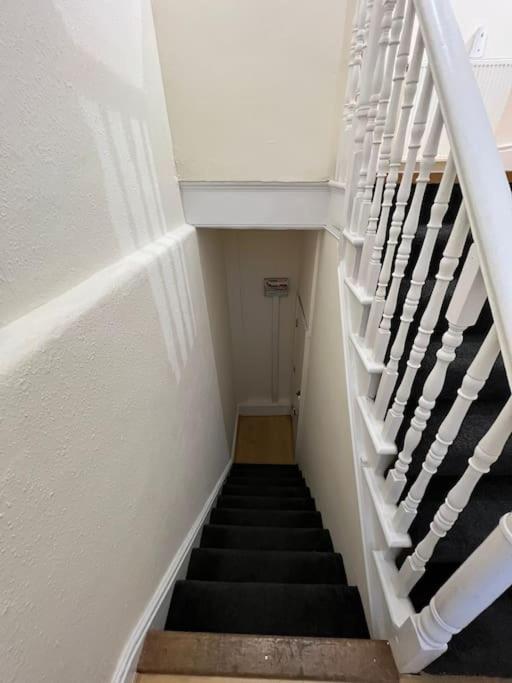 Apartment 003- Lovely 1-bedroom Very Close To