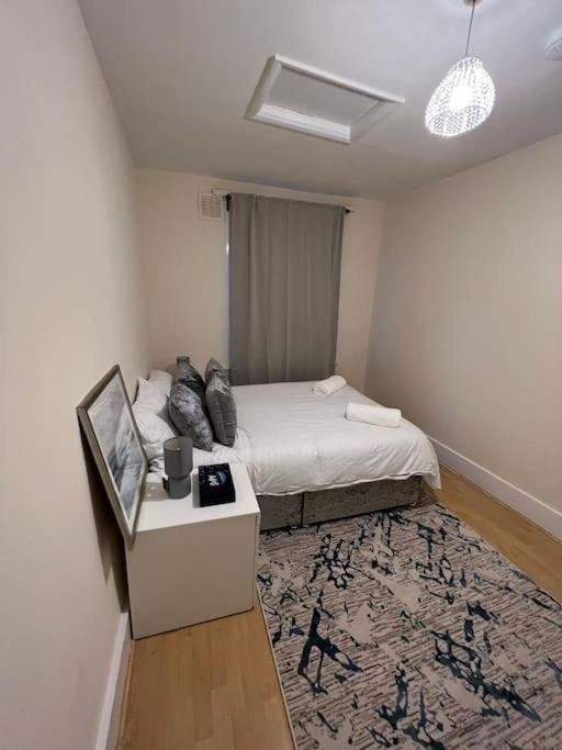 Apartment 003- Lovely 1-bedroom Very Close To *