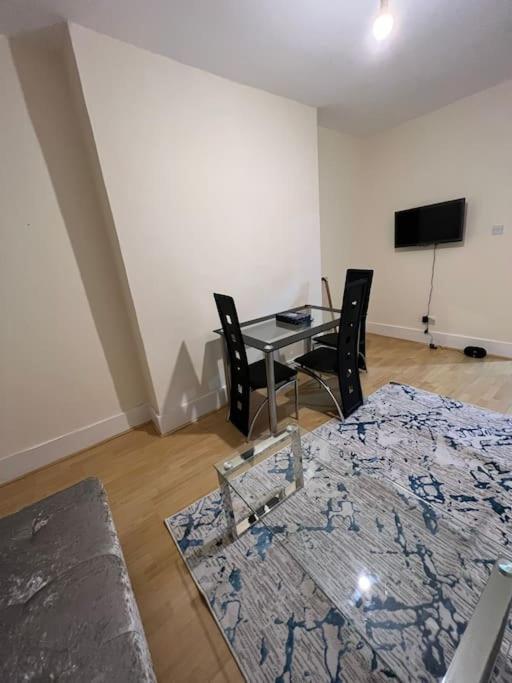 003- Lovely 1-bedroom Very Close To