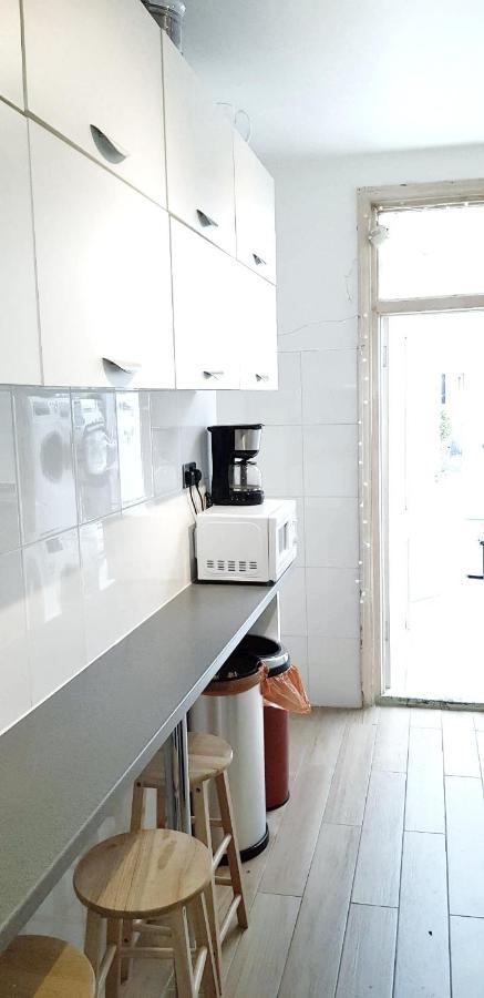 Luxurious House Near Excel- Air Conditioning, 9 Beds, 2 Baths, Garden, Fast Wifi Gasthuis Londen