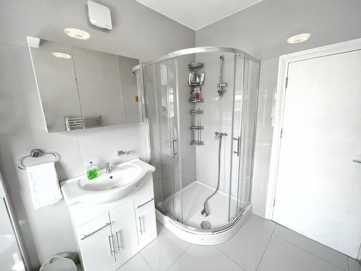 Luxurious House Near Excel- Air Conditioning, 9 Beds, 2 Baths, Garden, Fast Wifi Gasthuis
