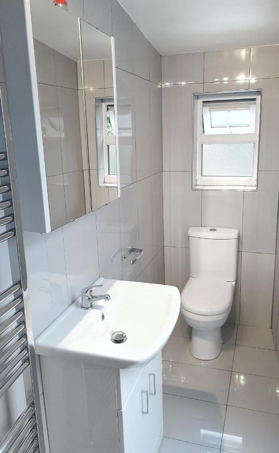 Luxurious House Near Excel- Air Conditioning, 9 Beds, 2 Baths, Garden, Fast Wifi Londen