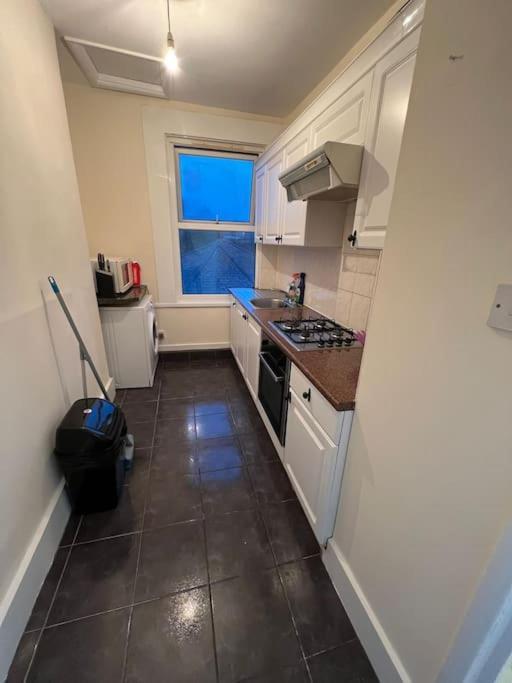 Apartment 003- Lovely 1-bedroom Very Close To *