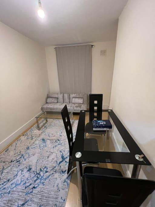 003- Lovely 1-bedroom Very Close To London