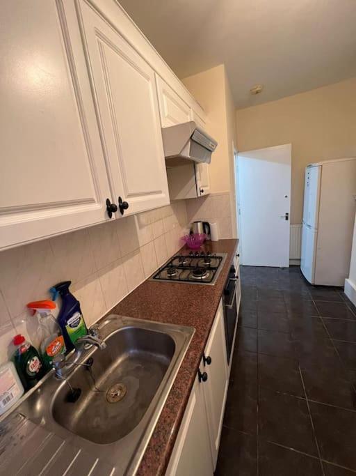 Apartment 003- Lovely 1-bedroom Very Close To London