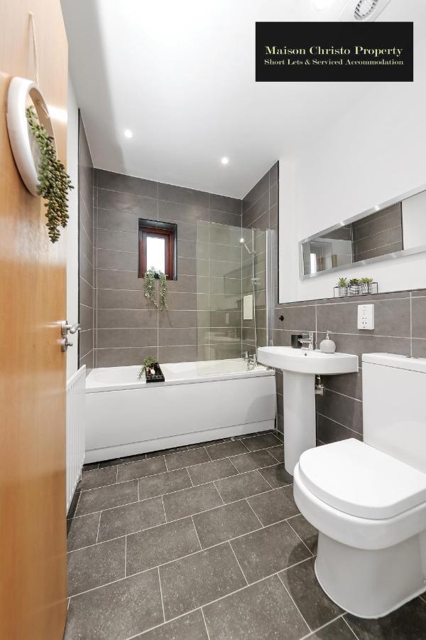 Eden 2bedroom Sleeps 6 In With Wifi & Leisure By Maison Christo Short Lets & Serviced Appartement