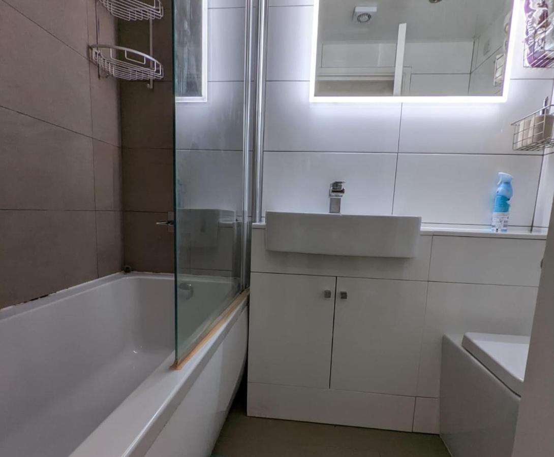 1 Bed Near Vibrant Bethnal Green Londen