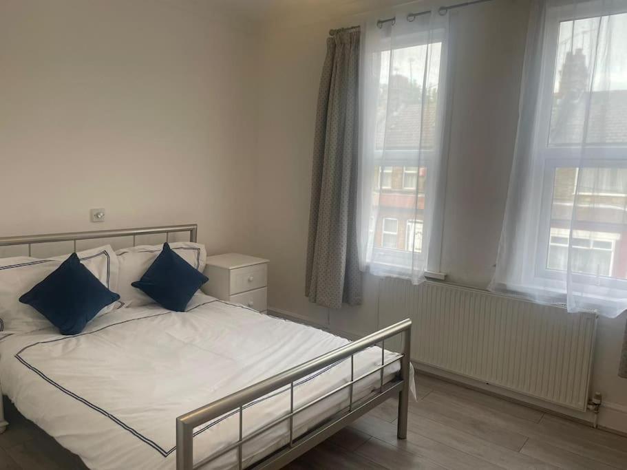 4 Bedroom House In Turnpike Lane/wood *