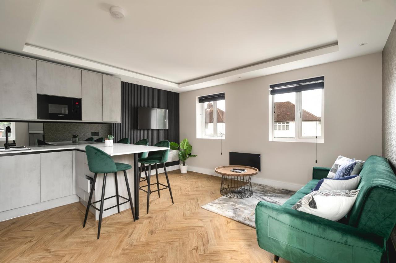 Skyvillion - Cozy Large 4 & 1 Bed In Enfield, Mins To Tube Station, Free Wi-fi London
