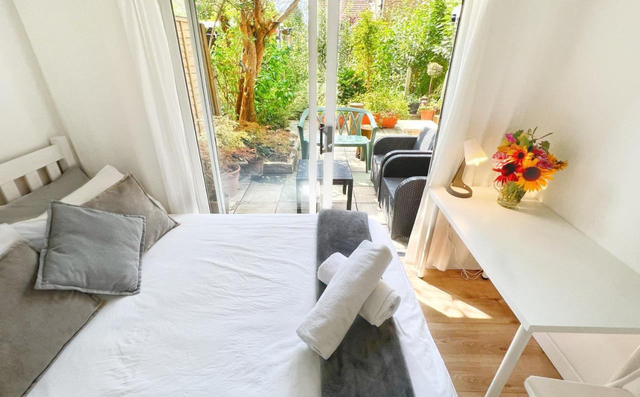 Luxurious House Near Excel- Air Conditioning, 9 Beds, 2 Baths, Garden, Fast Wifi Londen