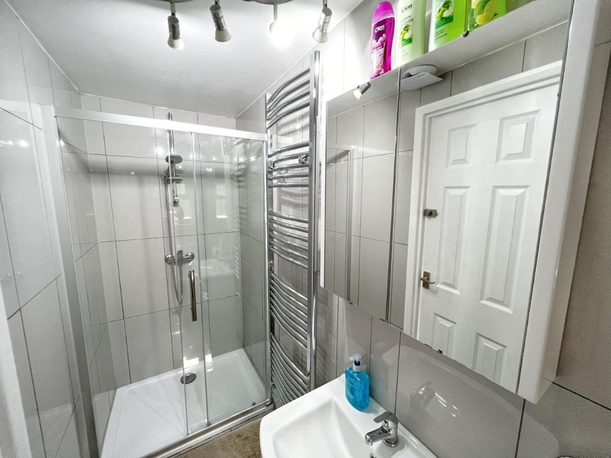 Luxurious House Near Excel- Air Conditioning, 9 Beds, 2 Baths, Garden, Fast Wifi Gasthuis *
