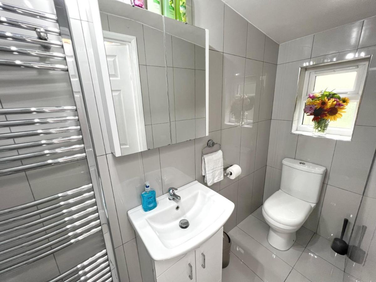 Luxurious House Near Excel- Air Conditioning, 9 Beds, 2 Baths, Garden, Fast Wifi Londen