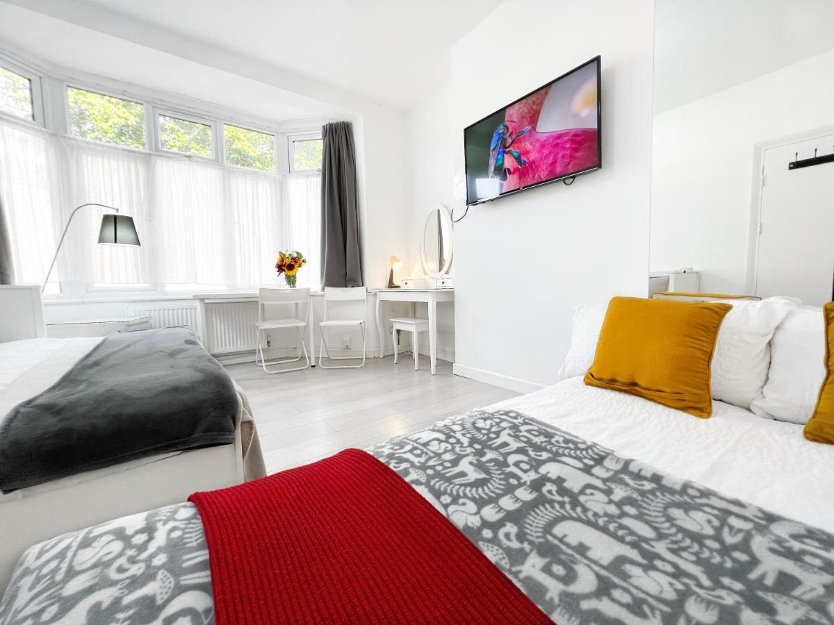 Luxurious House Near Excel- Air Conditioning, 9 Beds, 2 Baths, Garden, Fast Wifi Gasthuis Londen