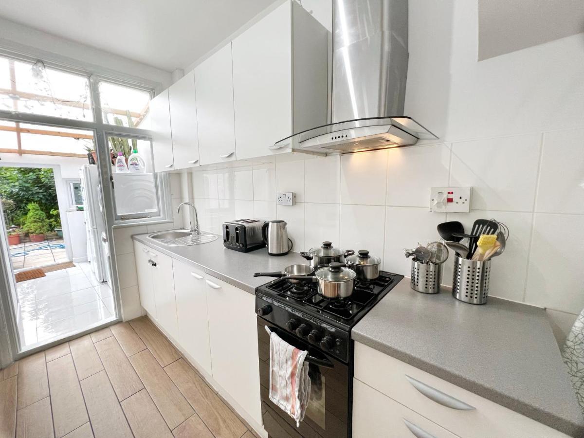 Gasthuis Luxurious House Near Excel- Air Conditioning, 9 Beds, 2 Baths, Garden, Fast Wifi *