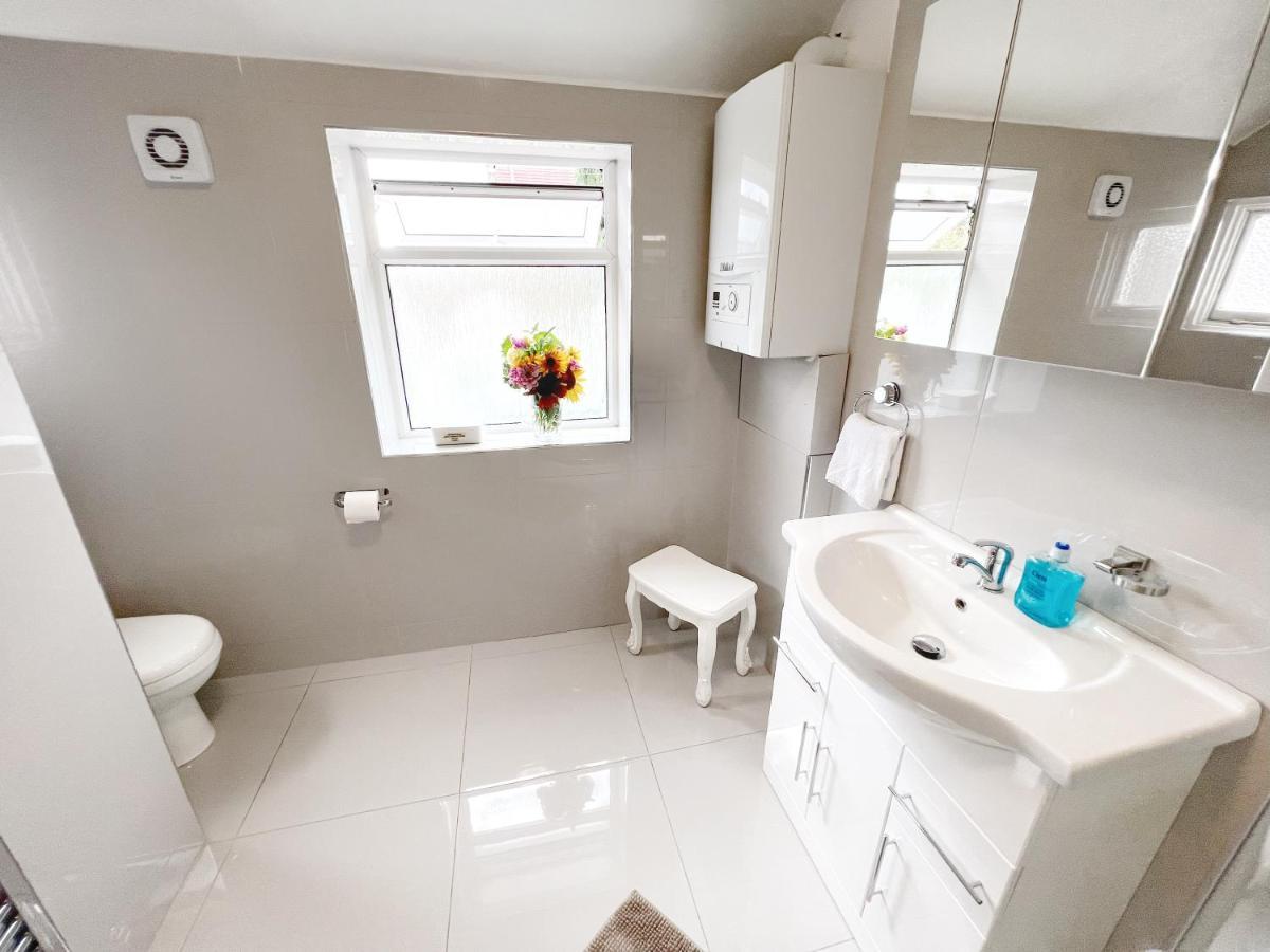 Luxurious House Near Excel- Air Conditioning, 9 Beds, 2 Baths, Garden, Fast Wifi Gasthuis *
