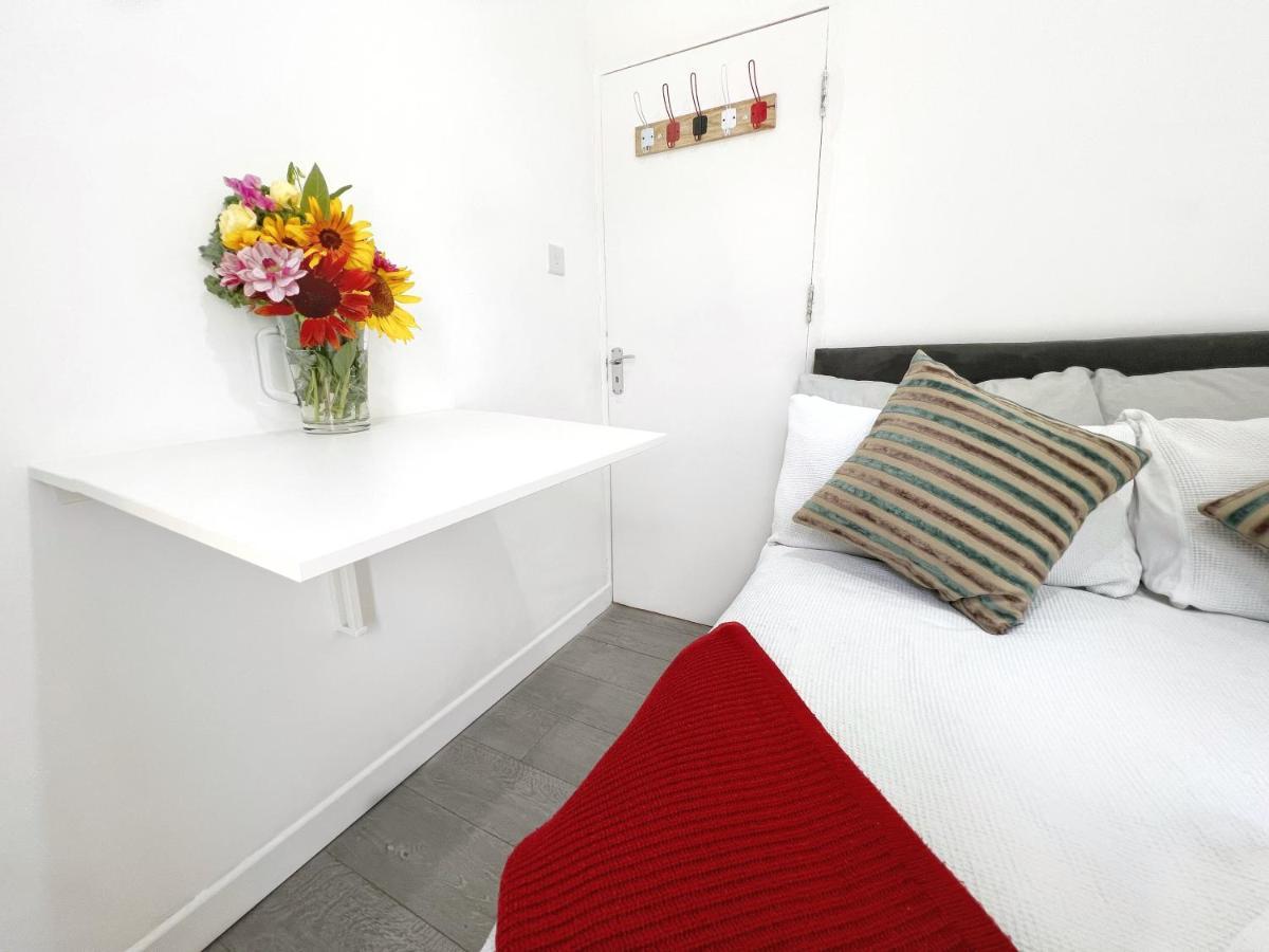 Gasthuis Luxurious House Near Excel- Air Conditioning, 9 Beds, 2 Baths, Garden, Fast Wifi *