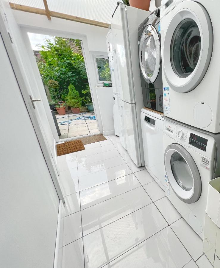 Luxurious House Near Excel- Air Conditioning, 9 Beds, 2 Baths, Garden, Fast Wifi Gasthuis *