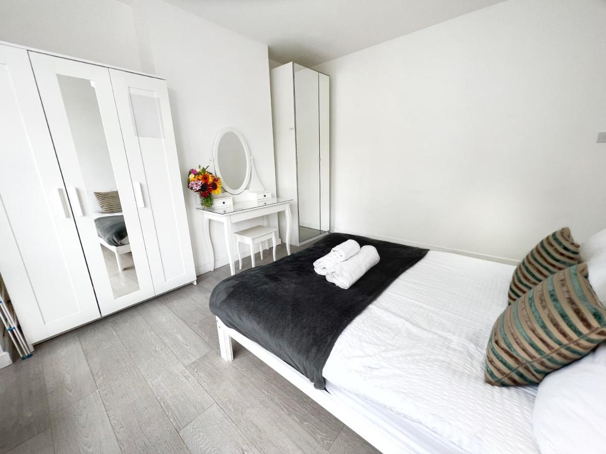 Luxurious House Near Excel- Air Conditioning, 9 Beds, 2 Baths, Garden, Fast Wifi Londen
