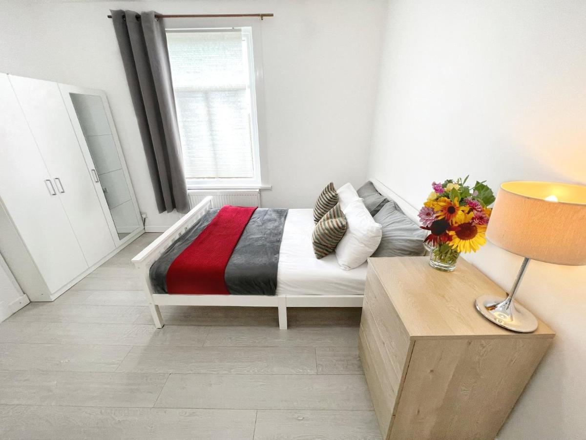 Luxurious House Near Excel- Air Conditioning, 9 Beds, 2 Baths, Garden, Fast Wifi Gasthuis *