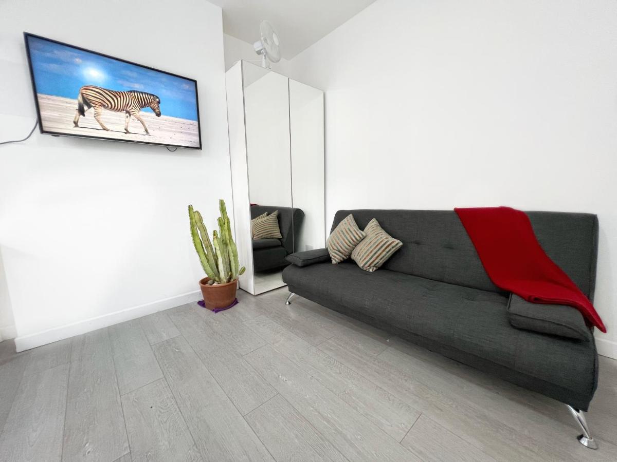 Luxurious House Near Excel- Air Conditioning, 9 Beds, 2 Baths, Garden, Fast Wifi Londen