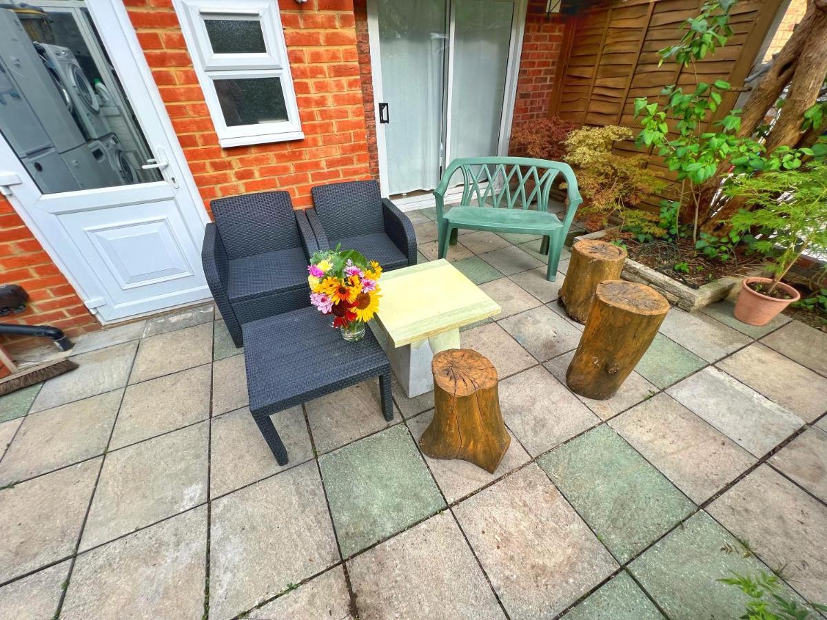 Gasthuis Luxurious House Near Excel- Air Conditioning, 9 Beds, 2 Baths, Garden, Fast Wifi Londen