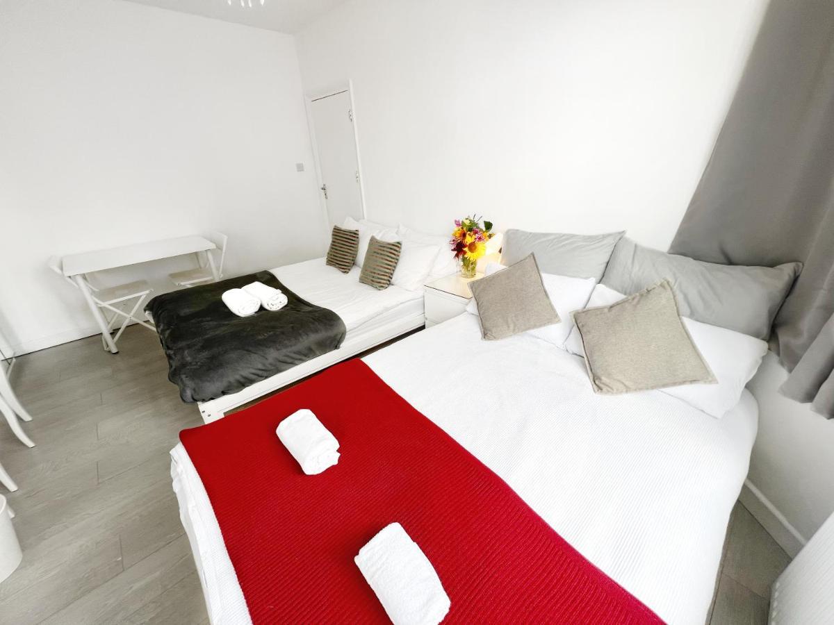 Gasthuis Luxurious House Near Excel- Air Conditioning, 9 Beds, 2 Baths, Garden, Fast Wifi